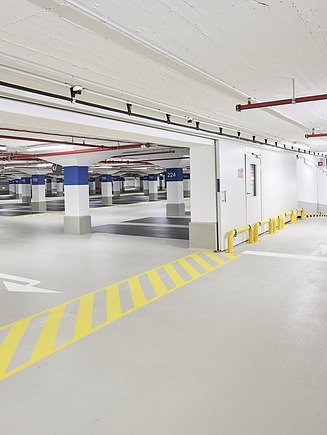 Leistungen der Bauwerkserhaltung Foto einer sanierten Tiefgarage mit dazugehörender Einfahrt