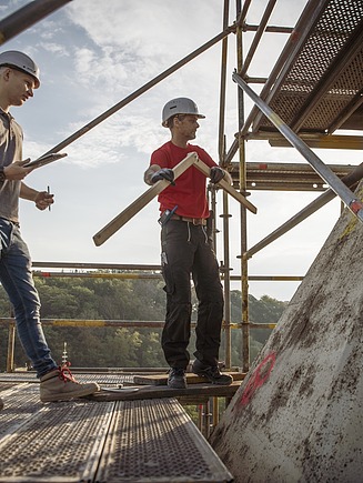 Karriere bei der Bauwerkserhaltung Foto von zwei Personen auf einem Gerüst
