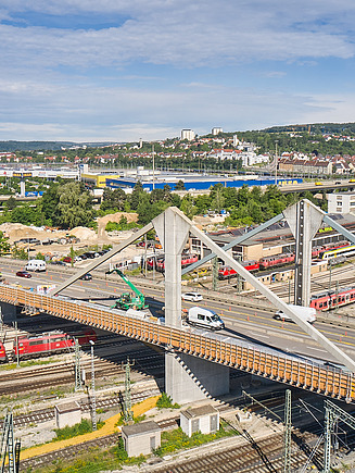 Referenzprojekte der Bauwerkserhaltung Foto von einer Brücke mit Straßenverkehr und Bahnschienen
