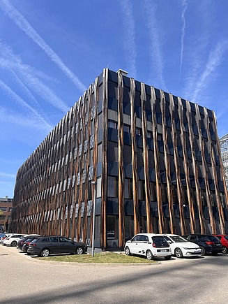 Standorte der Bauwerkserhaltung Foto von einem Gebäude mit geparkten Auto